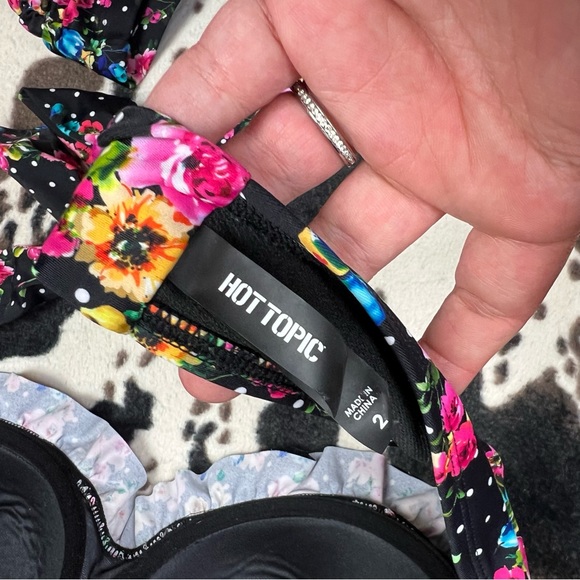 Hot Topic Pin-up Ruffled Swimsuit - Picture 9 of 12